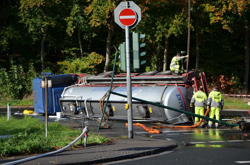 VU Tanklastzug umgestuerzt Huerth Industriestr P387.JPG